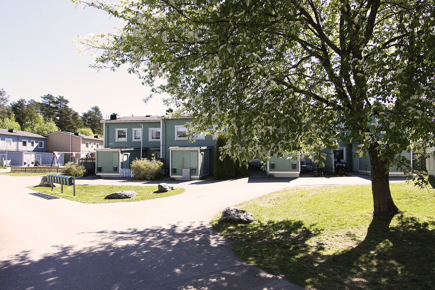 På Uppsalavägen finns trähus med radhuskänsla. Bild.