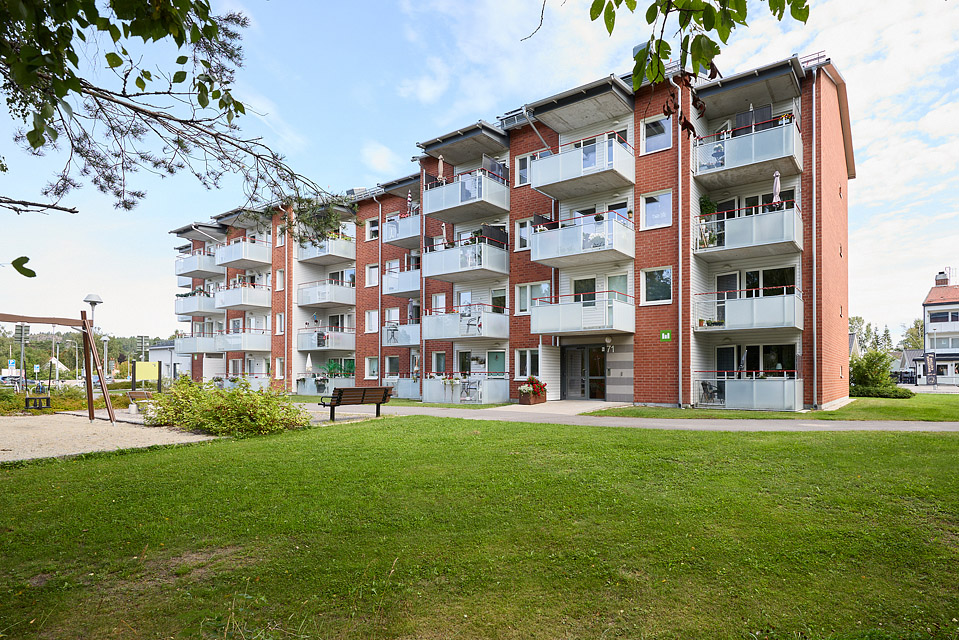 Mitt i Njurundabommen, med nära till allt, ligger Mitthems hus. Bild. 