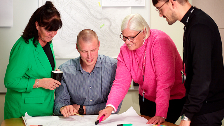Medarbetare på Mitthem planerar inför en nytt projekt.
