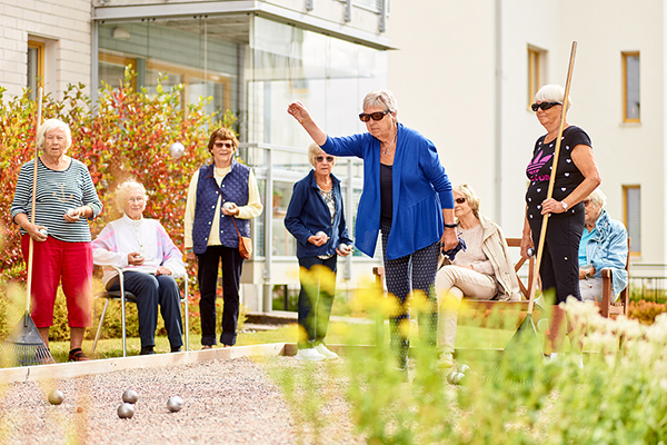 Glada pensionärer spelar boule. Bild.