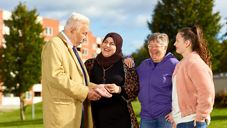 I Nacksta hittar du grannar i alla åldrar. Foto.