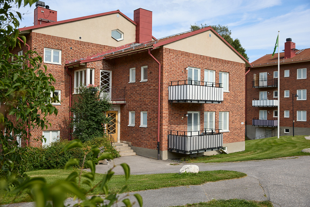 På Västra radiogatan finns hus med tidstypiska detaljer som korslagda spröjs på trädörrarna och teg