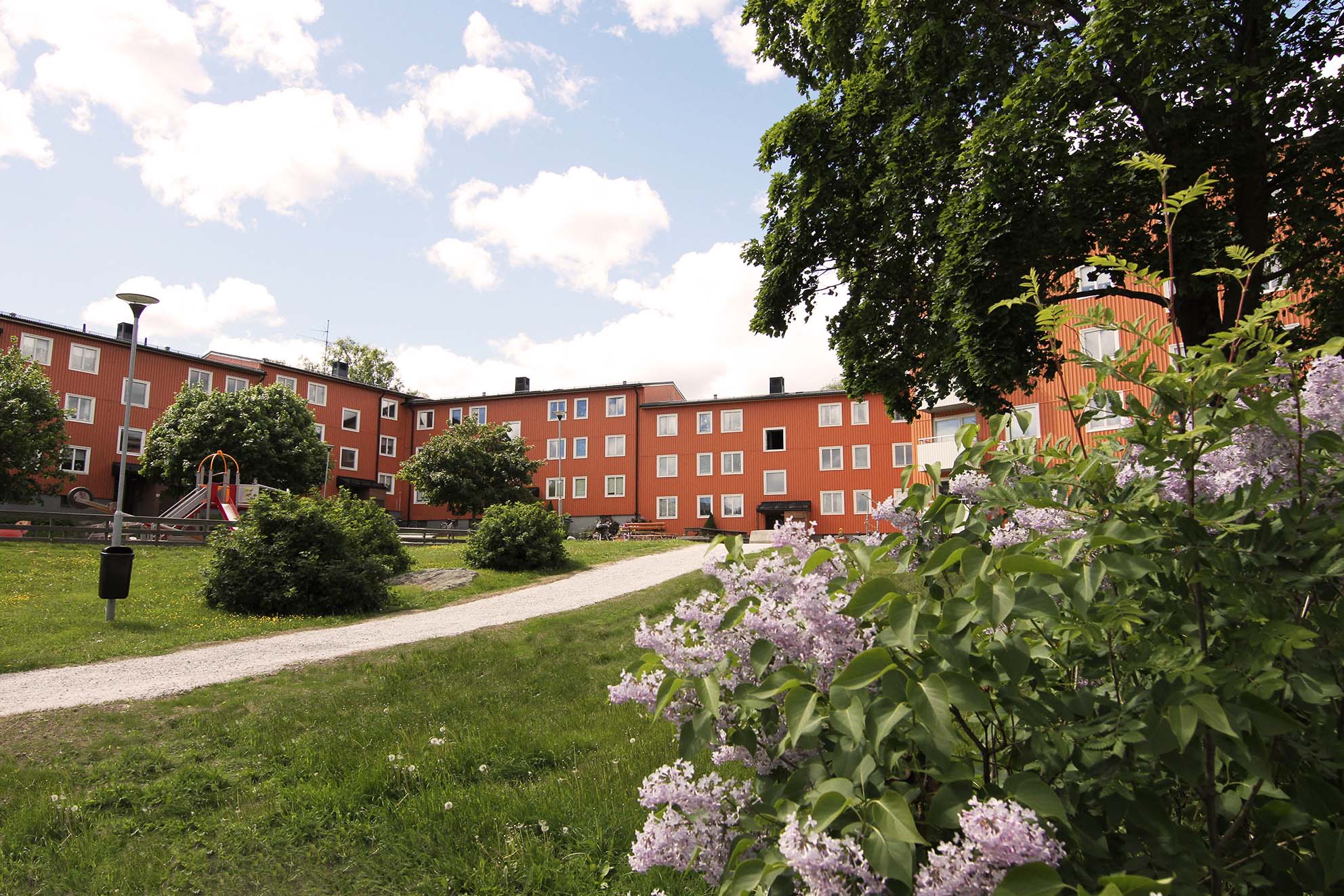 På innergården till ett av husen i Sallyhills finns en stor lekplats och mycket grönska. Bild.