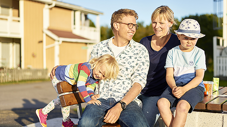 Familj som trivs i solen. Foto.