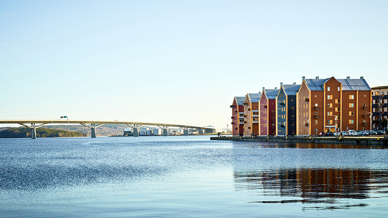 Vy över hamnen, Sundsvallsbron och Mitthems hus i Inre hamnen. Foto.