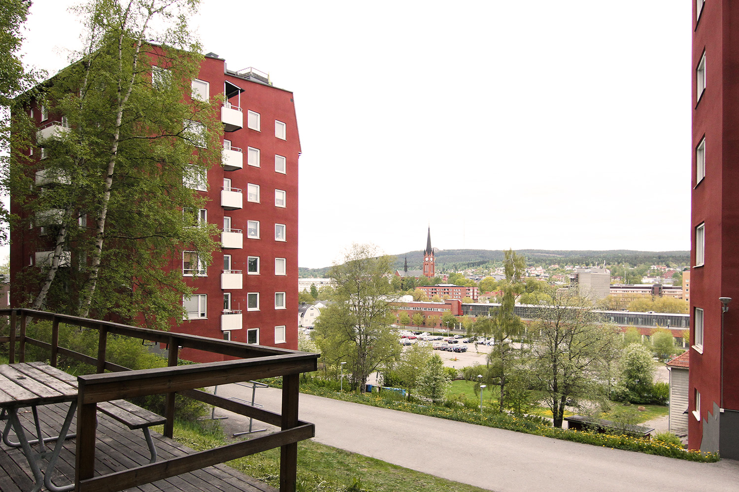 Från de höga, röda putsade husen på Repslagarvägen ser man till Sundsvalls centrum. Bild.