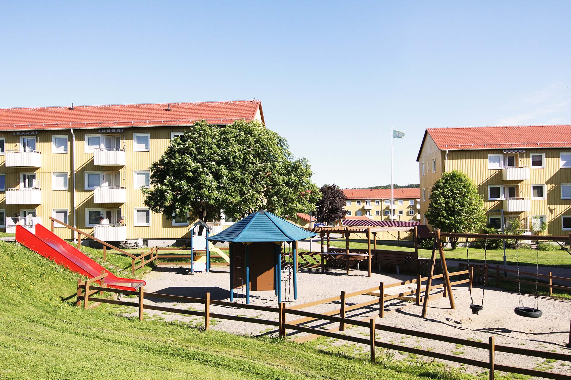 En stor lekplats med klätterställning och gungor finns mellan husen på Vinkeltået. Bild.