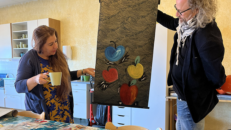 Wejdan Derky och Yamandu Pontvik visar upp alster från målarskolan. Foto.